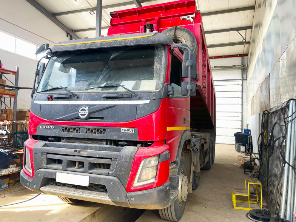 Установка распределителя на самосвале Volvo FMX в г. Санкт-Петербург
