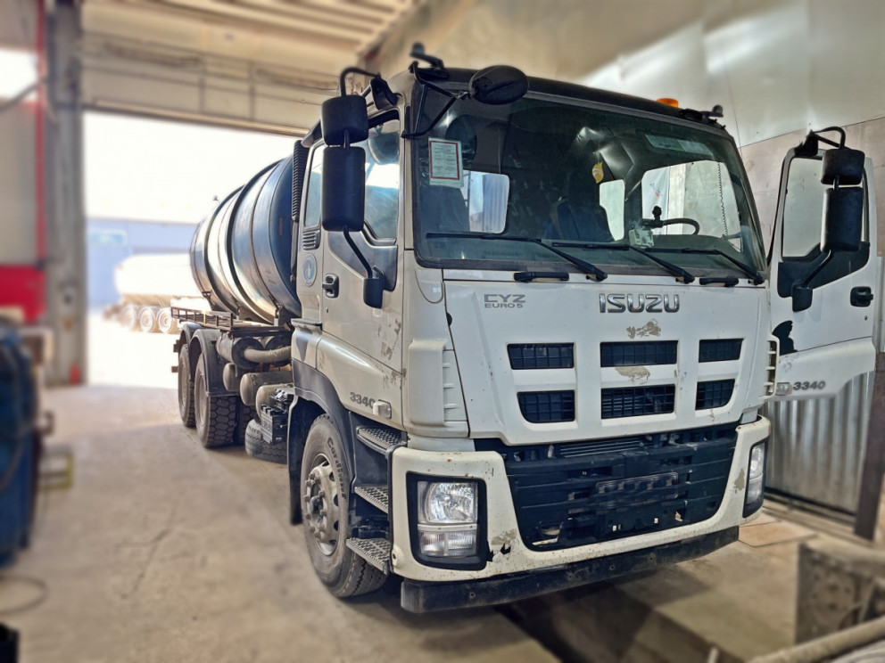Замена всасывающих шлангов, рукавов и монтаж насоса на ISUZU