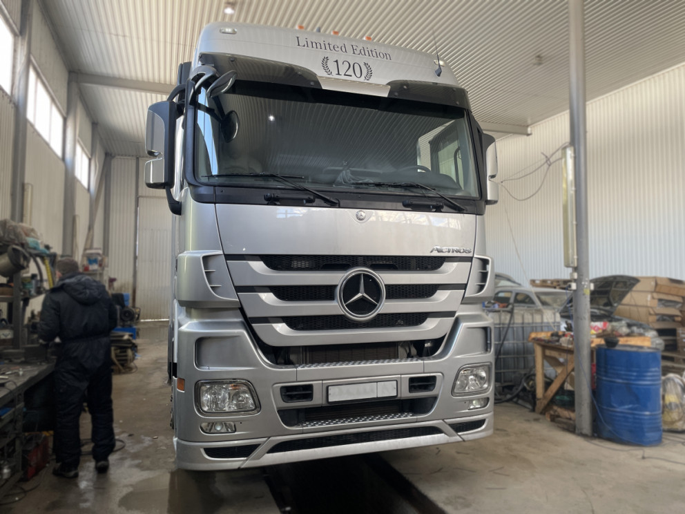 Установка масляного бака 37л на Mercedes-Benz Actros в Горячем Ключе