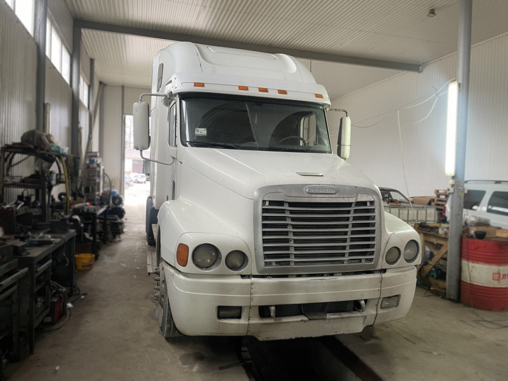 Установка гидравлического оборудования на Freightliner Century Class