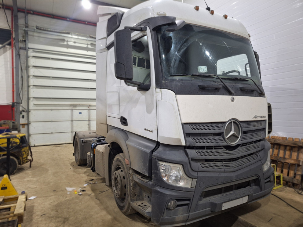 Установка гидравлики на Mercedes-Benz Actros — профессиональный монтаж Установка гидравлики на Mercedes-Benz Actros — профессиональный монтаж