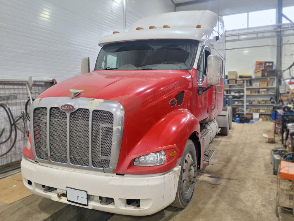 Установка гидравлического оборудования на тягач PETERBILT 387 в СПБ Установка гидравлического оборудования на тягач PETERBILT 387 в СПБ
